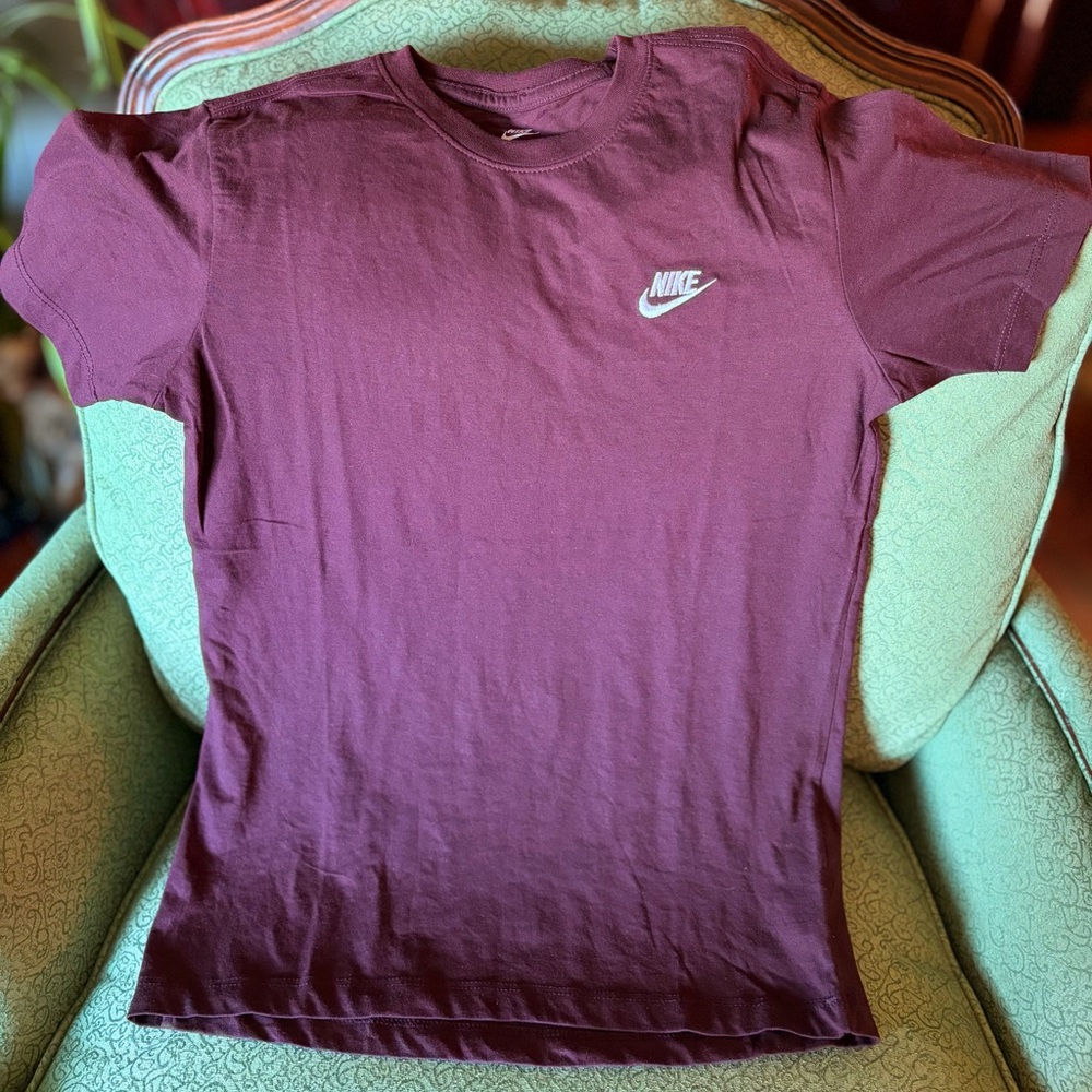 NWOT Nike Burgundy Tee Men’s Medium